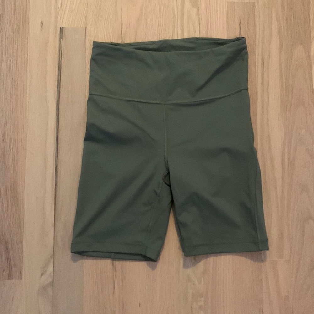 Athleta ultimate stash pocket 7” short